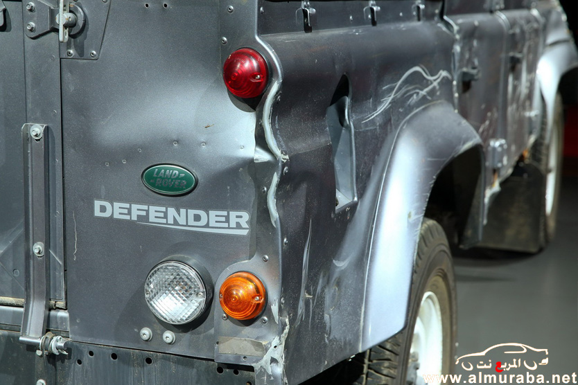 رنج روفر تعرض سيارتها ديفندر التي استخدمت في تصوير فيلم "جيمس بوند" في معرض باريس للسيارات 25